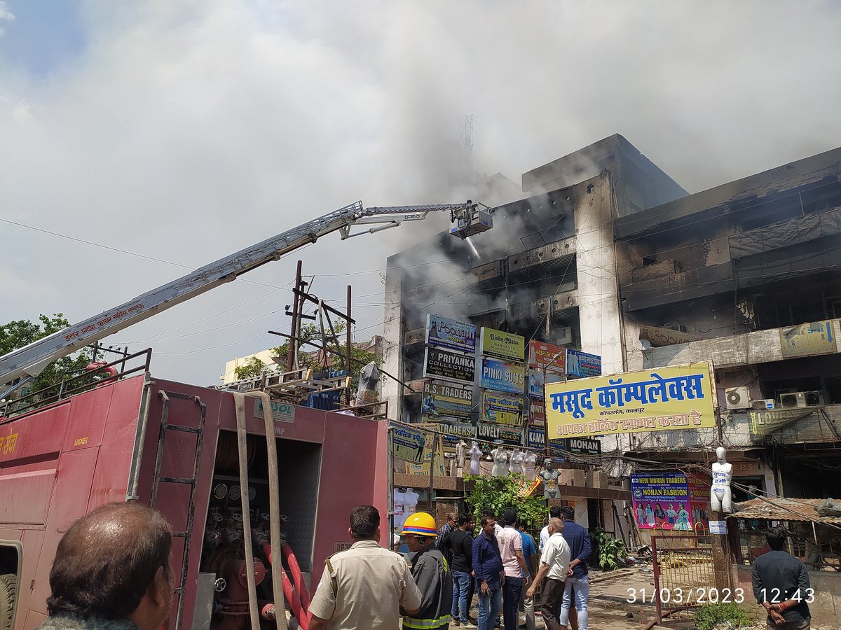 उत्तर प्रदेश के सबसे बड़े औद्योगिक शहर कानपुर की दुर्दशा देखिए ! आग बुझाने के लिए शहर में मौजूद हाइड्रोलिक लिफ्ट 2019 से खराब है। आज विकराल आग लगी तो लखनऊ से लिफ्ट मंगाई गई। बाकी सब ठीक है !!! #Kanpur #Fire <a href="/NBTLucknow/">NBT Lucknow</a>