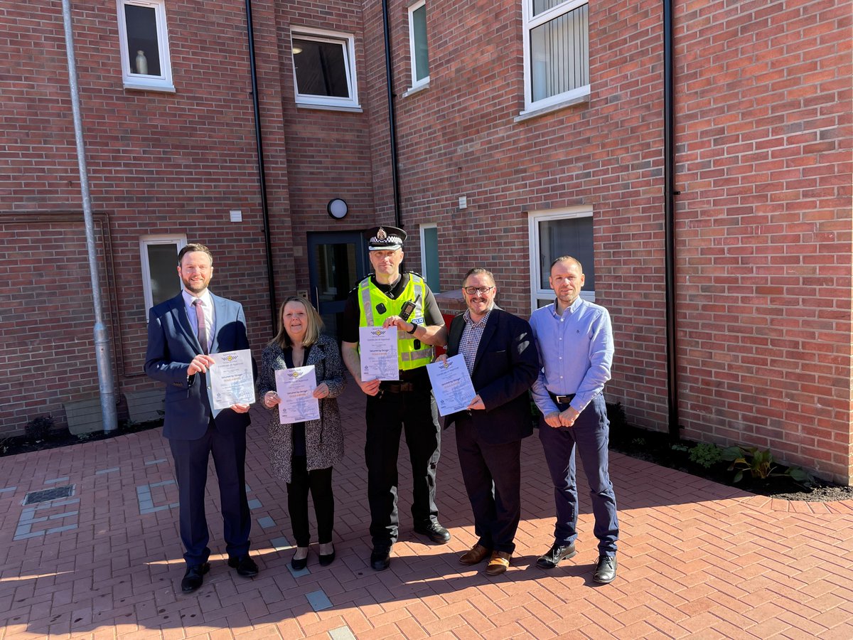 Chief Inspector Graeme McLaughlin, Hamilton &amp; Clydesdale, recently presented <a href="/APSIS/">APSIS</a>' Managing Director, Dr. Alex Reid and <a href="/WSHAScotland/">West of Scotland H.A</a>'s Senior Development Officer, Jonathan McCarthy the Gold Standard, <a href="/securedbydesign/">Secured by Design</a> Award for their development at Haddow Street, Hamilton.