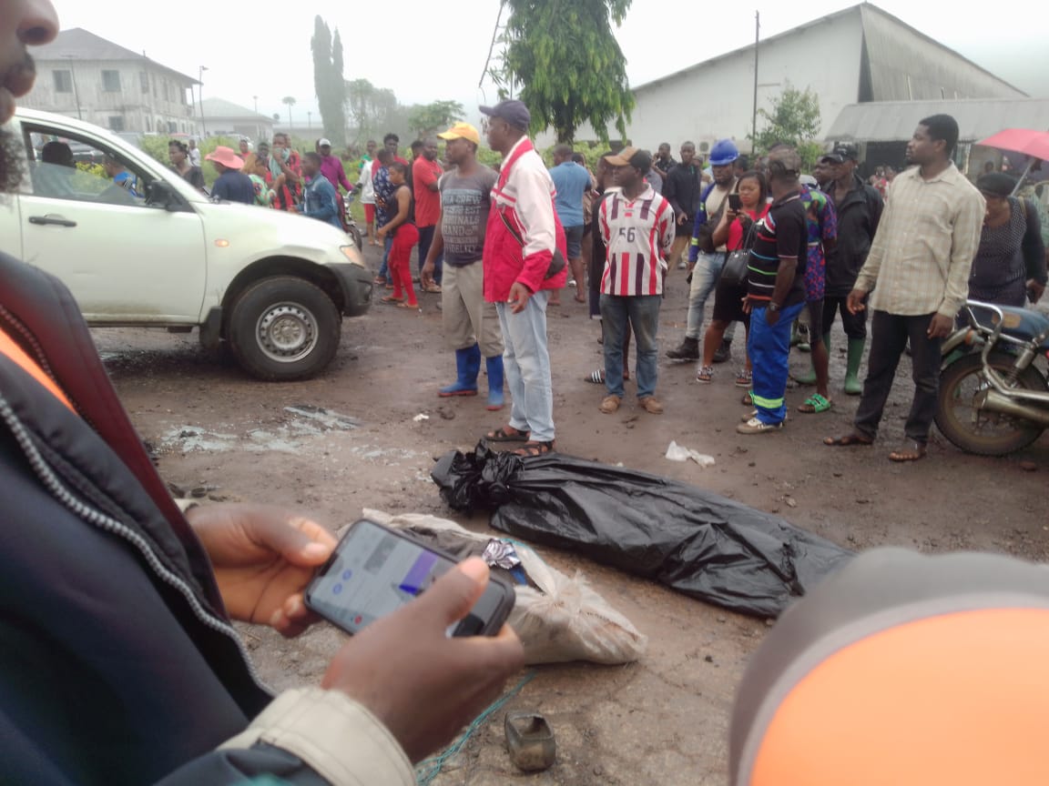 Breaking!
Several students are feared dead following a fatal road accident this morning in Moliwe, a village in Fako Division, South West Region of #Cameroon.

Reports say a truck transporting sand crushed a bus with several students of GTHS Ombe on board. mimimefoinfos.com