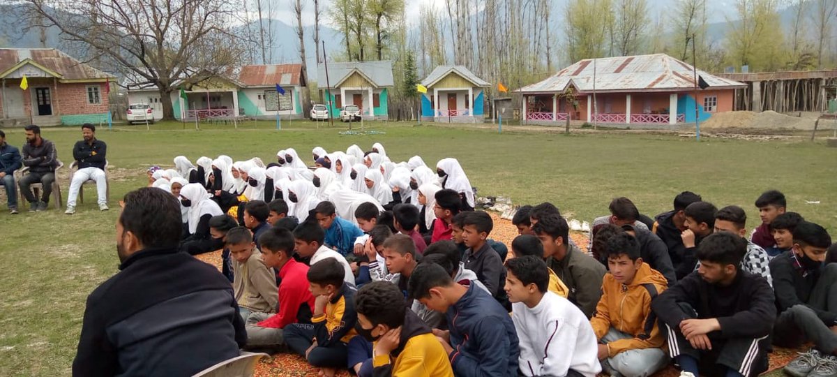 sarali118706999's tweet photo. INTERACTION  BY NCC CADETS OF HAMID CHARA AGS, CHANDIGAM WITH STUDENTS OF GOVT SCHOOLS IN LOLAB VALLEY

#Indian Army
#KashmirLivesMatters
#HumsayaHainHum
#InteractionWithPRIsAndMualvis
#SavioursOfKashmir https://t.co/DWAvjptmVg