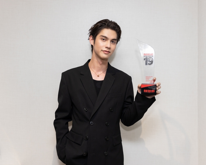 webstarupdate's tweet photo. ปังมาก “ไบร์ท” ดีใจคว้ารางวัล “นักแสดงชายยอดนิยม” จากเวที “คมชัดลึก AWARDS ครั้งที่ 19” >>  https://t.co/MEdiONzWZB
#bbrightvc #คมชัดลึกAwardsครั้งที่19 https://t.co/dJqShYAXsw