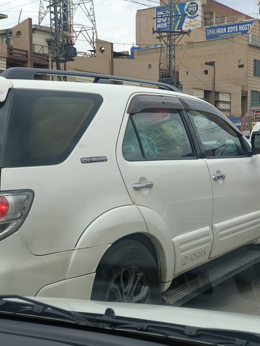 mehranasim2k's tweet photo. Mulk k haalat, Ramzan fruit bycot, IMF sa loan nai mil raha etc . . 
Meanwhile, somewhere in Islamabad ! 
Bas itna Ameer hona hay, k ghar ki sabziyan Fortuner par aati hon 😂😉
Interestingly, it was a private vehicle. https://t.co/izh09pxbSv