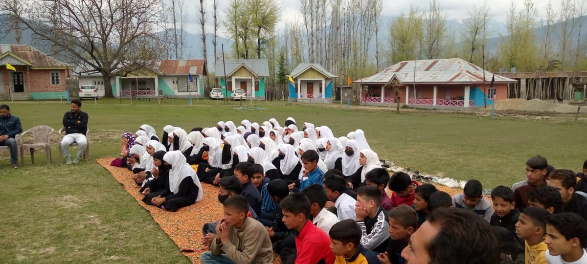 Raziya_Lolabi's tweet photo. INTERACTION  BY NCC CADETS OF HAMID CHARA AGS, CHANDIGAM WITH STUDENTS OF GOVT SCHOOLS IN LOLAB VALLEY

#Indian Army
#KashmirLivesMatters
#HumsayaHainHum
#InteractionWithPRIsAndMualvis
#SavioursOfKashmir https://t.co/AgLGEivMqd