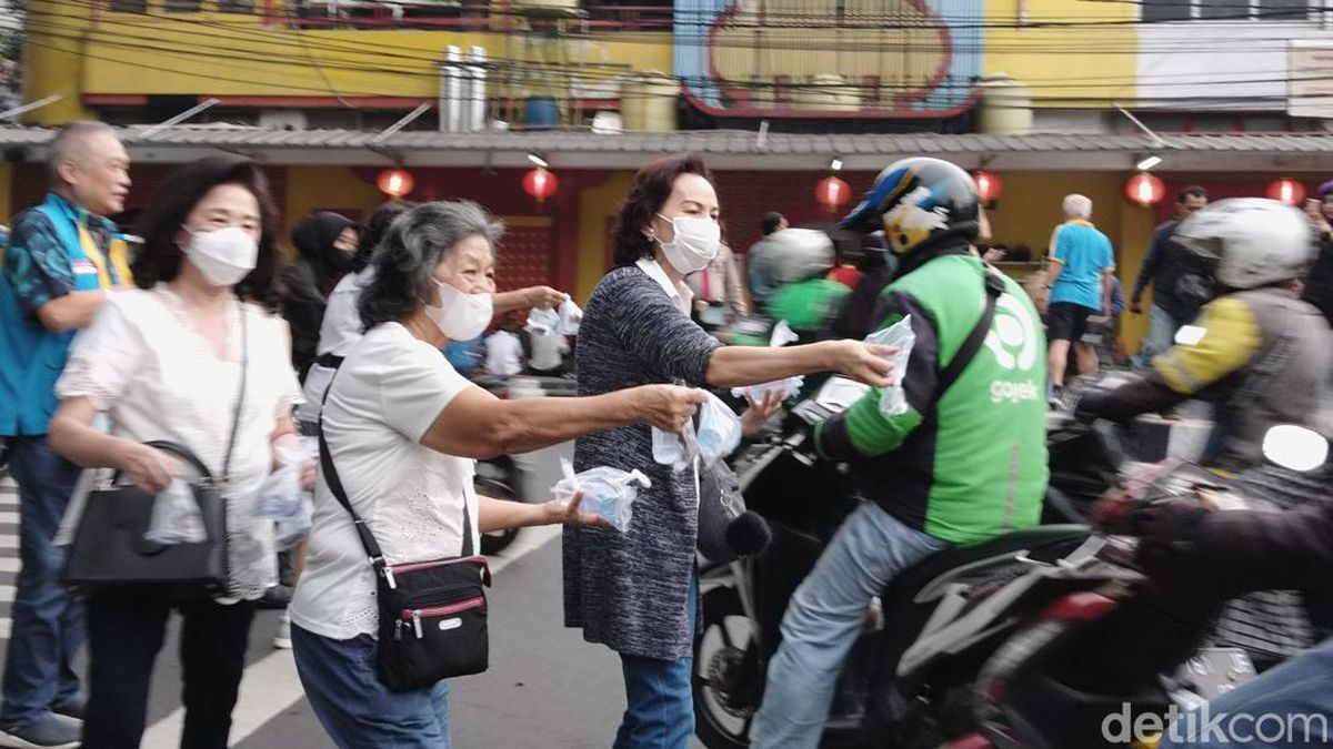 Perkuat Toleransi, Komunitas Tionghoa Bagi-bagi Takjil di Bandung dlvr.it/SlmWtP