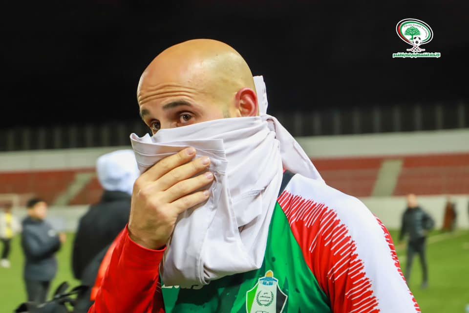 FaktaSepakbola's tweet photo. Laga sempat terhenti sekitar 30 menit. Setelah kondisi aman &amp; kondusif, pertandingan dilanjutkan. Jabel Al-Mukaber keluar sebagai juara, mereka menang 1-0 vs Balata. 

Jabel Al-Mukaber diperkuat mantan pemain Persib Bandung, yakni Mohammed Rashid. https://t.co/eIffT679e1