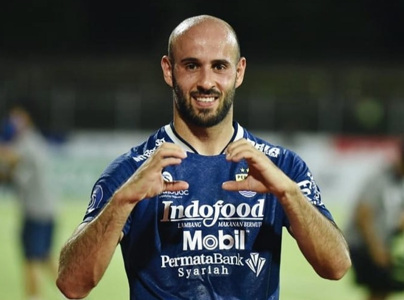 FaktaSepakbola's tweet photo. Laga sempat terhenti sekitar 30 menit. Setelah kondisi aman &amp; kondusif, pertandingan dilanjutkan. Jabel Al-Mukaber keluar sebagai juara, mereka menang 1-0 vs Balata. 

Jabel Al-Mukaber diperkuat mantan pemain Persib Bandung, yakni Mohammed Rashid. https://t.co/eIffT679e1