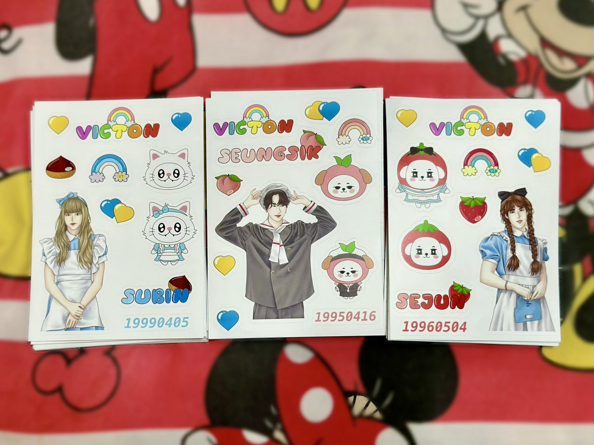 yuramekuaurora's tweet photo. ได้รับเซ็ทสติ๊กเกอร์แก็งค์รูมเมทจึที่สั่งทำเรียบร้อยแล้วนะคะ🐰🐶🍓
ไม่เคยผิดหวังจริงๆค่ะ สีแทบจะไม่ต่างจากที่มองในไอแพดเลย เส้นสวยคมสีชัดสดใส กระดาษคุณภาพดี สวยมากจริงๆค่ะ🥰
สั่งทำกับร้านนี้ครบ7คนเลยค่ะ #sixteensepreview ใครมองหาร้านทำสติ๊กเกอร์สวยๆ ร้านนี้เลยจ้า😉 https://t.co/yivPAsajuK