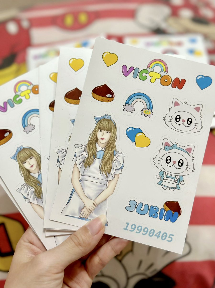 yuramekuaurora's tweet photo. ได้รับเซ็ทสติ๊กเกอร์แก็งค์รูมเมทจึที่สั่งทำเรียบร้อยแล้วนะคะ🐰🐶🍓
ไม่เคยผิดหวังจริงๆค่ะ สีแทบจะไม่ต่างจากที่มองในไอแพดเลย เส้นสวยคมสีชัดสดใส กระดาษคุณภาพดี สวยมากจริงๆค่ะ🥰
สั่งทำกับร้านนี้ครบ7คนเลยค่ะ #sixteensepreview ใครมองหาร้านทำสติ๊กเกอร์สวยๆ ร้านนี้เลยจ้า😉 https://t.co/yivPAsajuK