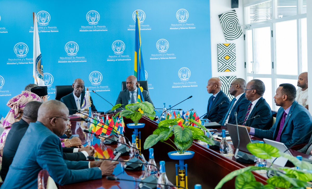 RwandaAirports's tweet photo. U Rwanda rwasinyanye amasezerano n’Ikigo gihuriza hamwe ibihugu byo mu Burengerazuba bwa Afurika mu bijyanye n’umutekano w’indege, #ASECNA, azarufasha korohererwa kubona serivisi zo kuyobora indege mu kirere cy’ibyo bihugu. 

Via @IGIHE : https://t.co/qt8KGTApYn https://t.co/V1pOd2u7Hv