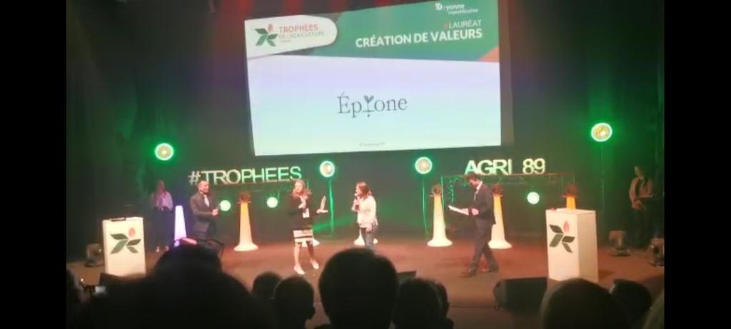 Epione2's tweet photo. Beaucoup d'émotions lors des récompenses aux #tropheeagri89 Epione à reçu le trophée dans la categorie création de valeur. Merci @lyonne_fr @CentreFrance pour cette soirée. https://t.co/7WxNtUtNid