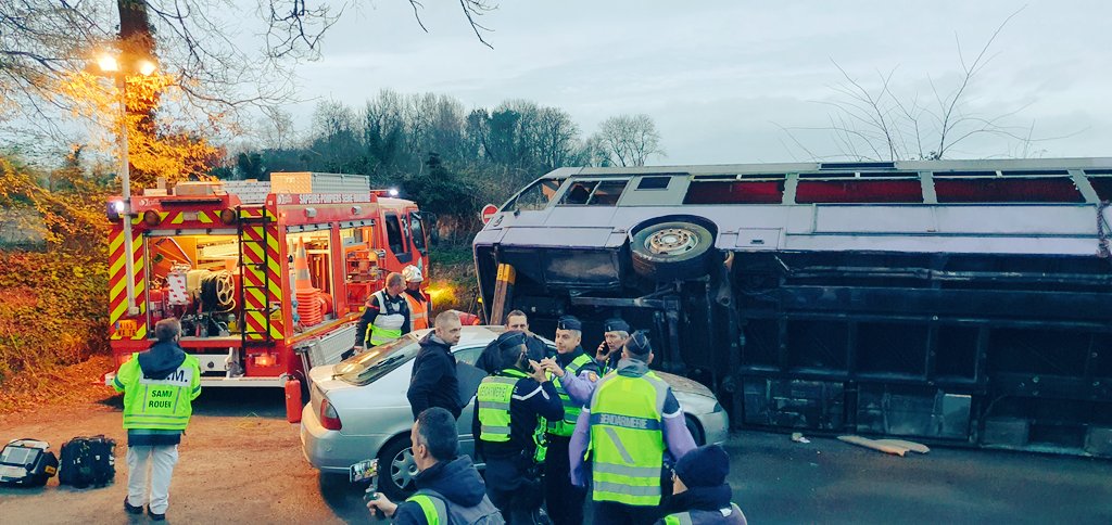 SAMU76A's tweet photo. 🚨retour sur l'exercice préfectoral: #accident de car + 2 voitures
👍Scénario réaliste et pédagogique
✅️+de 50 victimes prises en charge par @SAMU76A et B, @Sdis76, @gendarmerie_076 et #AASC.
Belle #collaboration au service des #patients.

@Prefet76 @CHURouen @HopitalduHavre https://t.co/sNncuMUDqC