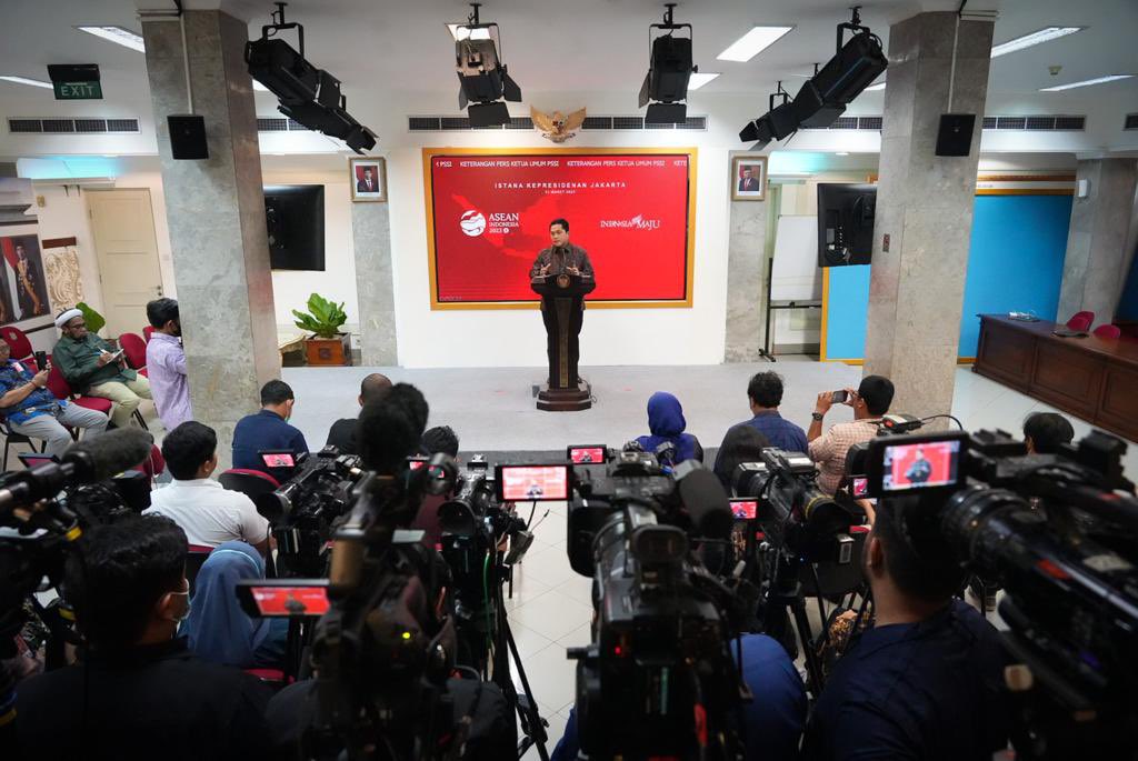 erickthohir's tweet photo. Melaporkan hasil meeting bersama FIFA dan mengantar surat Presiden FIFA kepada Presiden @jokowi.

Sesuai arahan Presiden, saya sebagai Ketua Umum PSSI, akan memimpin langsung transformasi sepak bola Indonesia dan bekerja keras untuk bernegosiasi kembali dengan FIFA. https://t.co/qfrHZtHol6