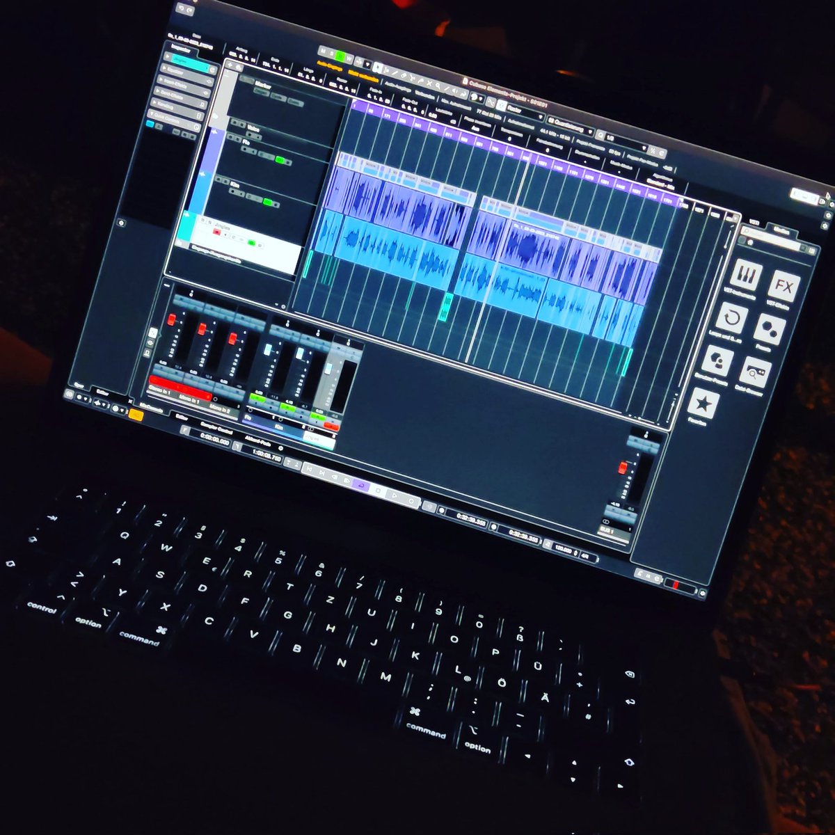 Unsere Nummern #23 &amp; #50 haben einen #Ultimate-Podcast ins Leben gerufen und berichten von Ihren bisherigen "Ultimate-Karrieren". Kim erwähnt nebenbei, dass er einen Pendel-Fetisch hat und Flo erzählt seinen Lieblings-Drummer-Witz. 

Hört mal rein!  
stalling-podcast.letscast.fm