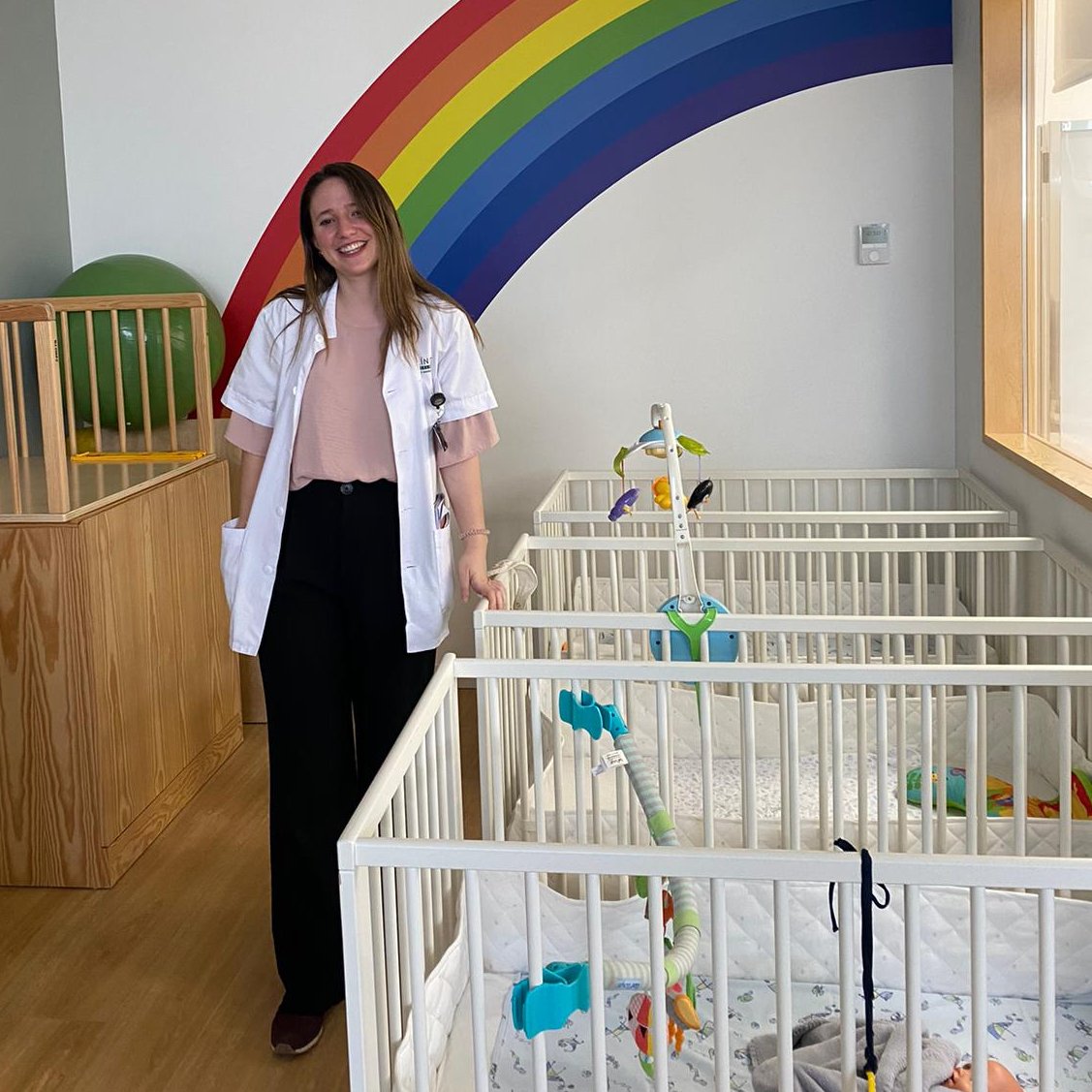 hospitalclinic's tweet photo. Descubre cómo es hacer la residencia en Enfermería de Salud Mental en el #CLÍNIC!🧵👇

👩‍⚕️Las #EIR forman parte desde el inicio de todos los equipos multidisciplinares de Psiquiatría y Psicología

🩺Intervenimos en la multitud de servicios de los que dispone el hospital https://t.co/AzXDd9U0OU