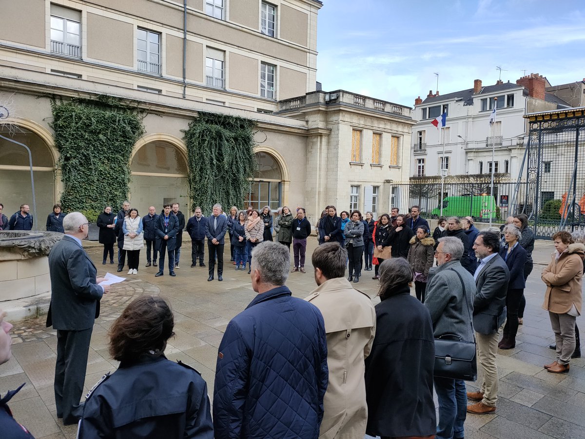Prefet49's tweet photo. #Hommage 🇫🇷 @prefet49, les sous-préfets, les forces de sécurité intérieure et agents de la préfecture ont observé une minute de silence en hommage à Arnaud BLANC du GIGN décédé le 25/03 en Guyane, alors qu'il était engagé dans la mission de lutte contre l'orpaillage illégal. https://t.co/2HxWWlFc4P