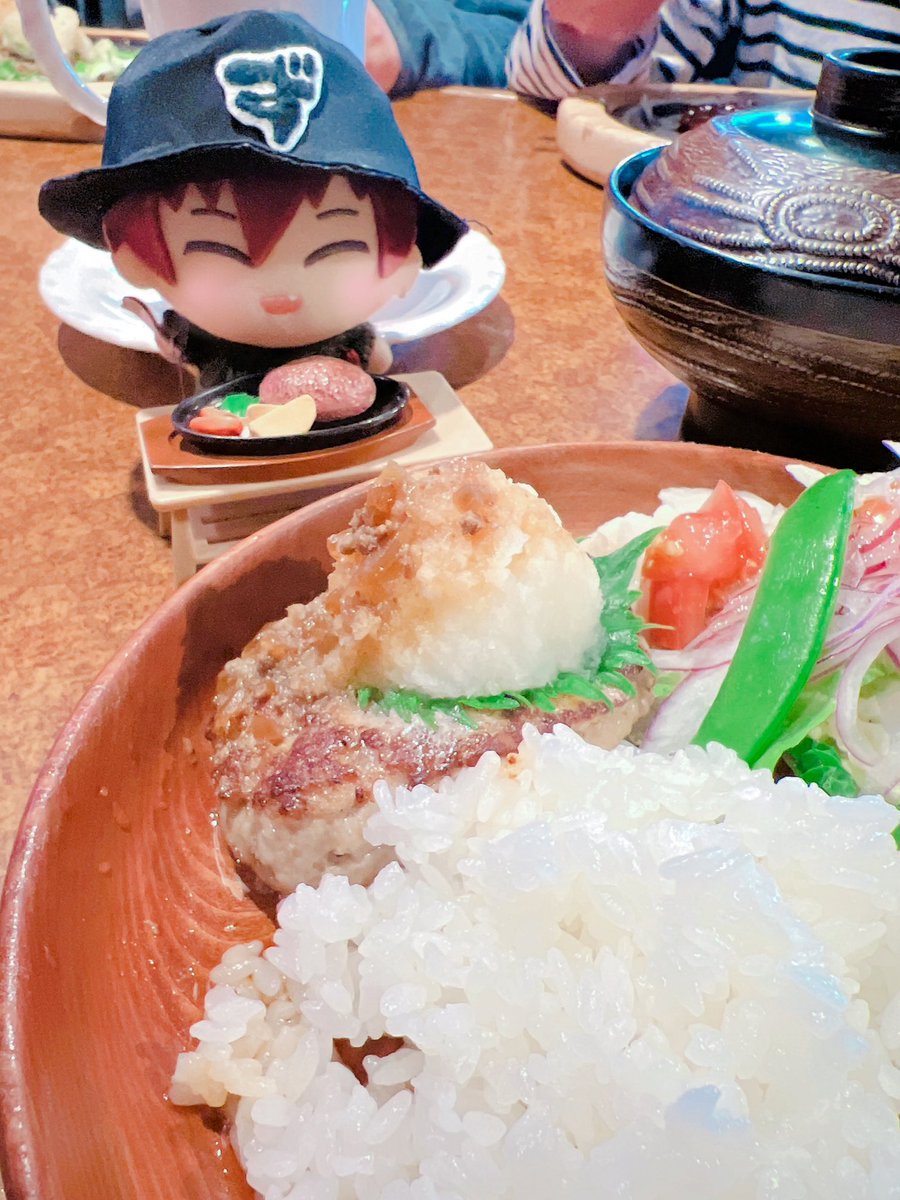 「今日はハンバーグ食べると聞いていたのでトウマくんもハンバーグ食べたよ。#なにかと」|箱推しのpepe🎁のイラスト