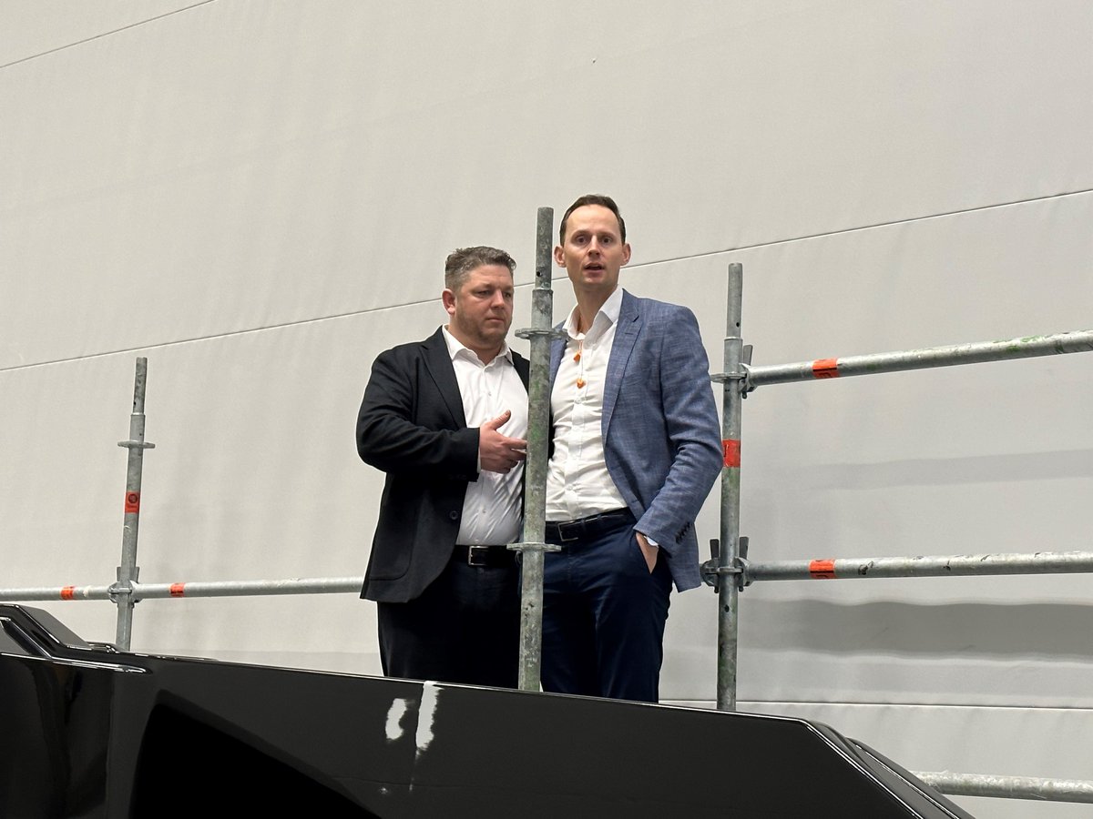 vfoprijs's tweet photo. Er zijn vele indrukken tijdens het eerste jurybezoek bij #Nedcam.
Achter de wand freest een behoorlijke machine circulaire producten.
Vanaf de steiger bekijkt de jury een 'secret project'.
#vfo #vfo2023 https://t.co/JZVQ2dUwa6