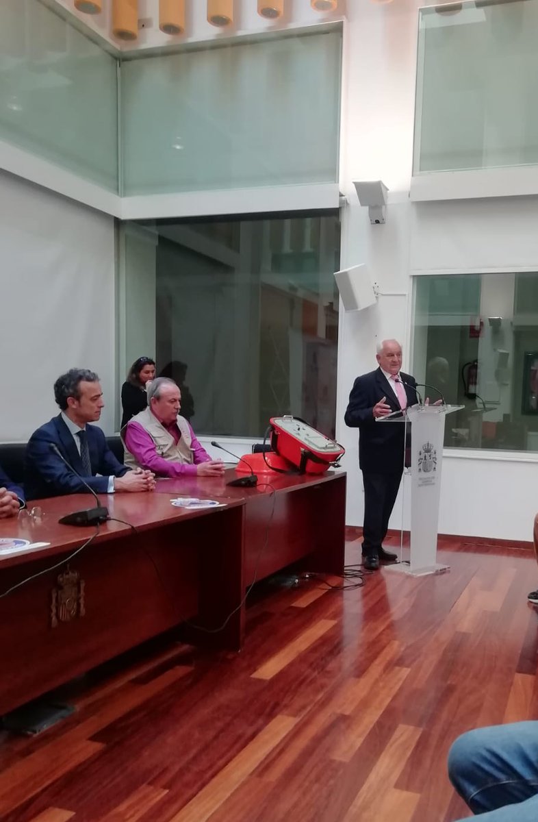 Jesús Domínguez Cuesta fundador de #GrupoDOCU, ha recibido el reconocimiento a 40 años de voluntariado en la Red Nacional de Radio de Emergencia de la Dirección General de #ProtecciónCivil y Emergencias de España. 
40 años al servicio de la sociedad en Extremadura
¡Enhorabuena!