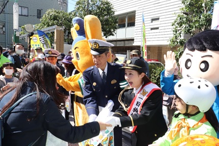 MPD_kotu's tweet image. 板橋署ではフリーアナウンサー ＃馬場ももこ さんを一日警察署長に迎え、板橋署交通安全パレードを開催して交通事故防止を呼び掛けました！
／
 みなさん、
 自転車安全利用五則が新しくなりました☆
 ５つのルールを守って、安全運転をお願いします。
＼