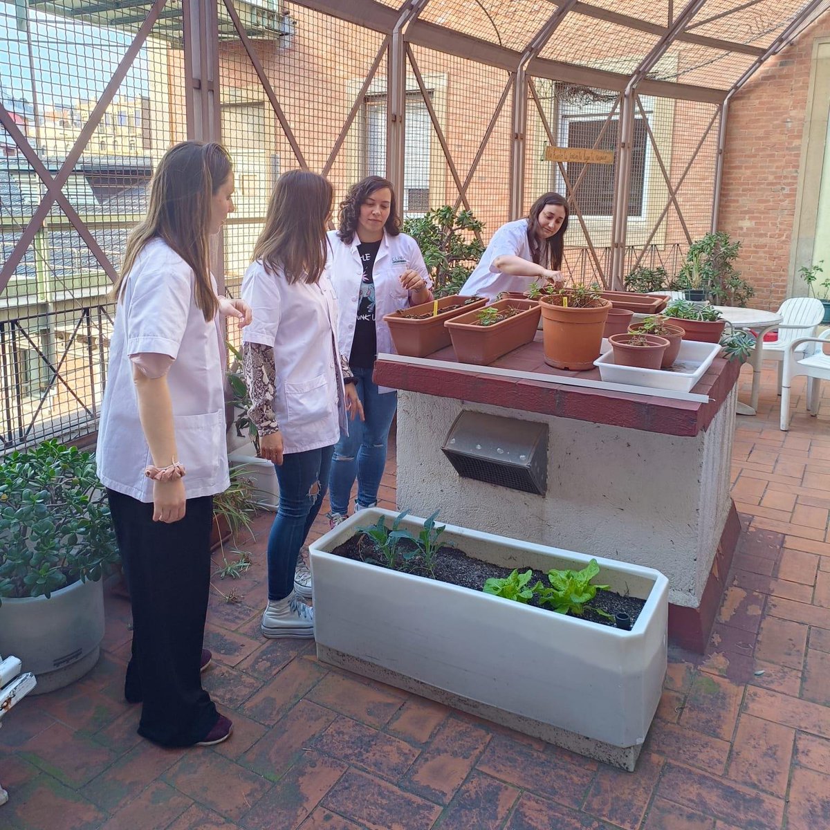 hospitalclinic's tweet photo. Descubre cómo es hacer la residencia en Enfermería de Salud Mental en el #CLÍNIC!🧵👇

👩‍⚕️Las #EIR forman parte desde el inicio de todos los equipos multidisciplinares de Psiquiatría y Psicología

🩺Intervenimos en la multitud de servicios de los que dispone el hospital https://t.co/AzXDd9U0OU