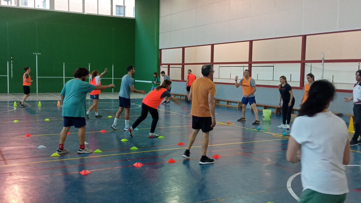 UPVAV's tweet image. Bonita experiencia la de ayer cerrando el curso de Actividades FR inclusivas en FP / @CEFIRE_FP_ERE @CEFIREambitAE /
4 jornadas intensas explotando actividades versátiles como Frisbinton, Pickleball, BBB y Tiro de Precisión, para generar nuevas propuestas inclusivas en el aula.