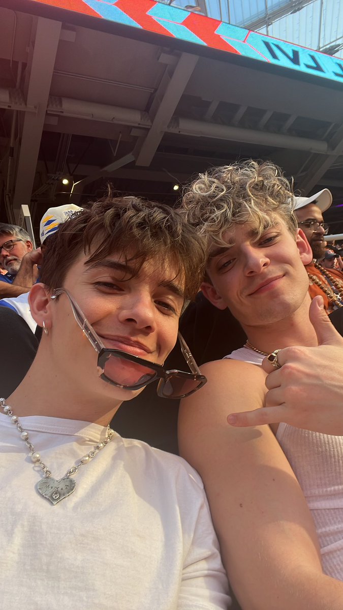 noshcomfort's tweet image. HELLO EVERYONE IT&apos;S NOSH&apos;S INTERNATIONAL DAY!!! ❤️❤️❤️❤️