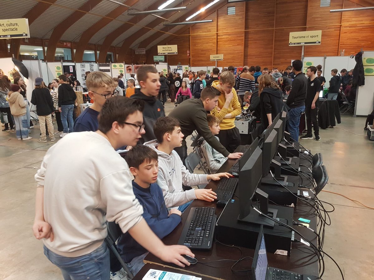 Aujourd'hui nous sommes au salon "objectif métier" de Libramont pour présenter l'informatique et espérer susciter des vocations chez nos jeunes. Venez nous voir !