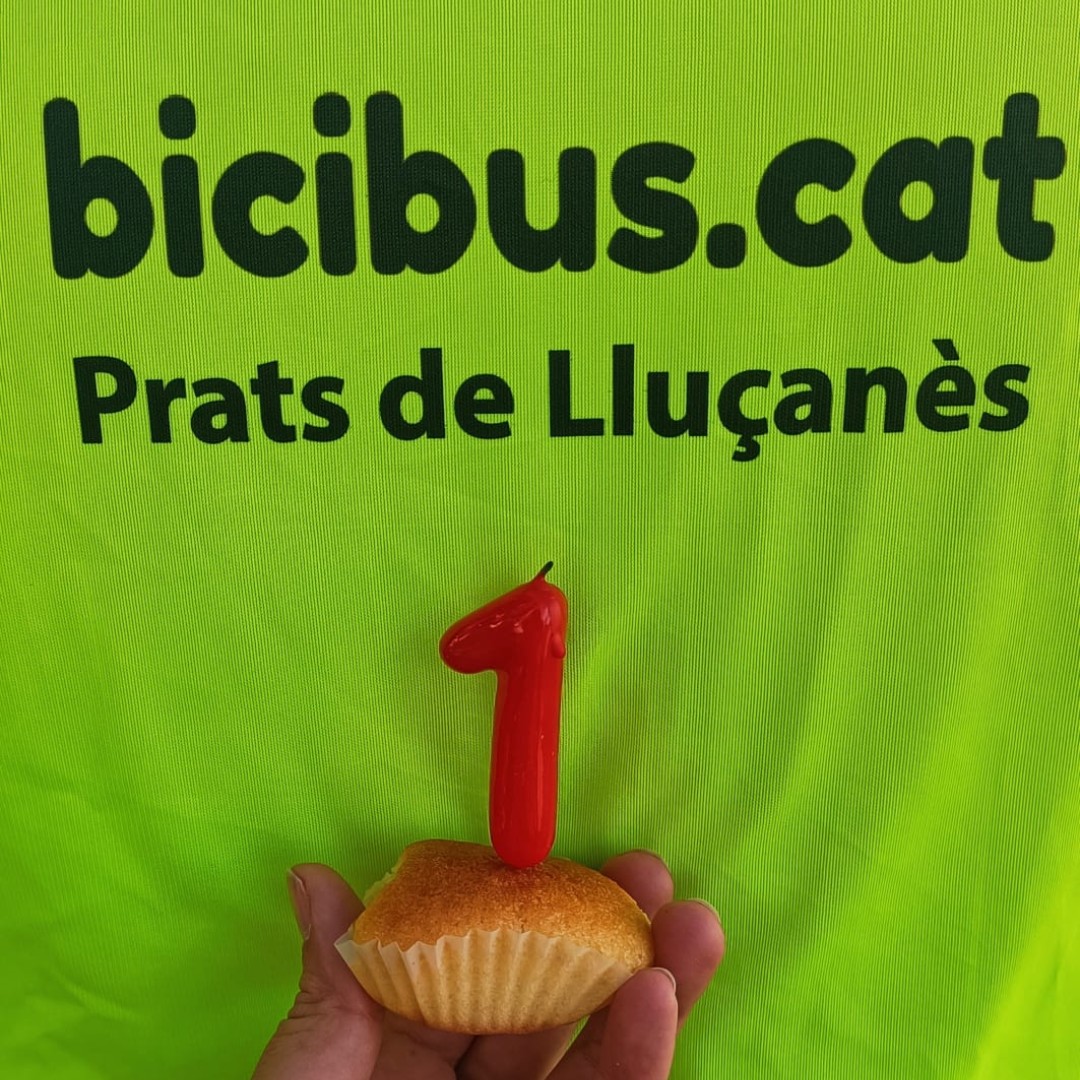 pratsdellucanes's tweet photo. 📸 Aquest matí, alumnes de l'escola Lluçanès han celebrat un any de Bicibús, una iniciativa amb l'objectiu de fomentar la mobilitat sostenible i els hàbits saludables.

L'activitat s'emmarca en els actes de la Setmana de la Salut a #PratsdeLluçanès.

ℹ️ https://t.co/MnrZGOMcRI https://t.co/FdJ2o2xwcj