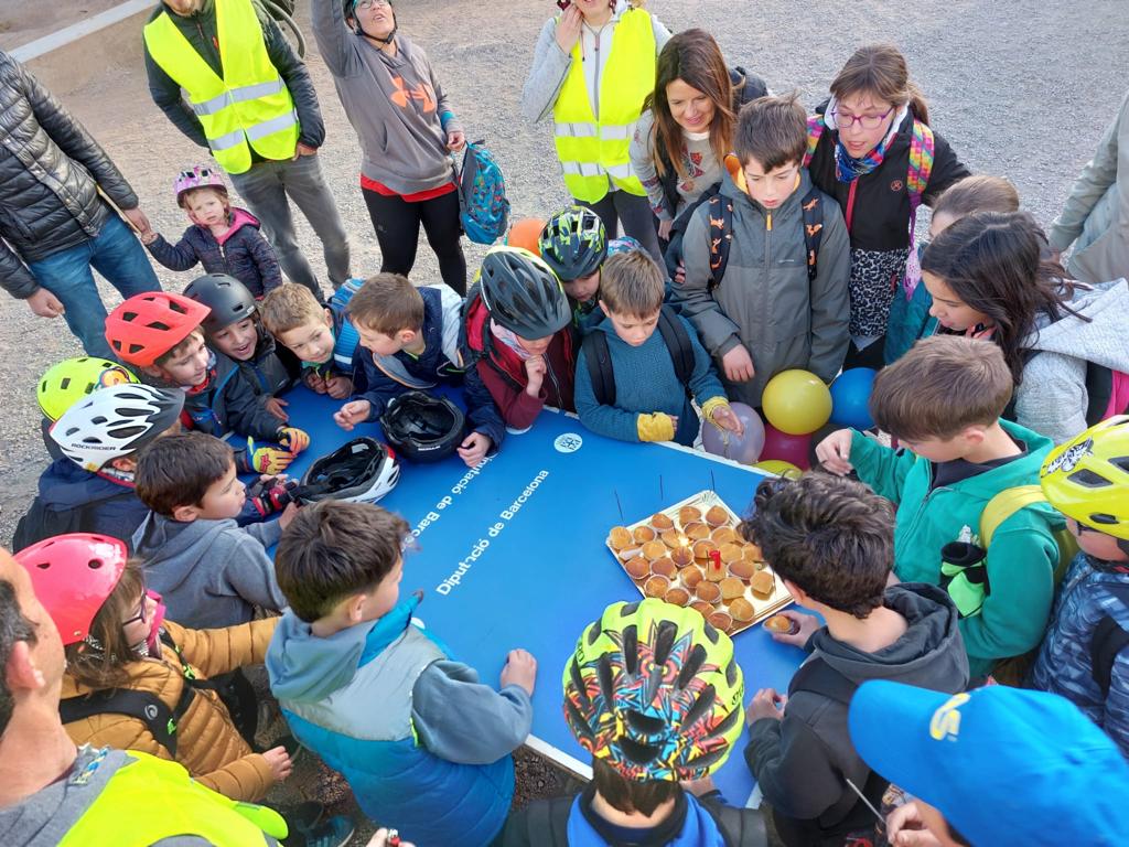 pratsdellucanes's tweet photo. 📸 Aquest matí, alumnes de l'escola Lluçanès han celebrat un any de Bicibús, una iniciativa amb l'objectiu de fomentar la mobilitat sostenible i els hàbits saludables.

L'activitat s'emmarca en els actes de la Setmana de la Salut a #PratsdeLluçanès.

ℹ️ https://t.co/MnrZGOMcRI https://t.co/FdJ2o2xwcj