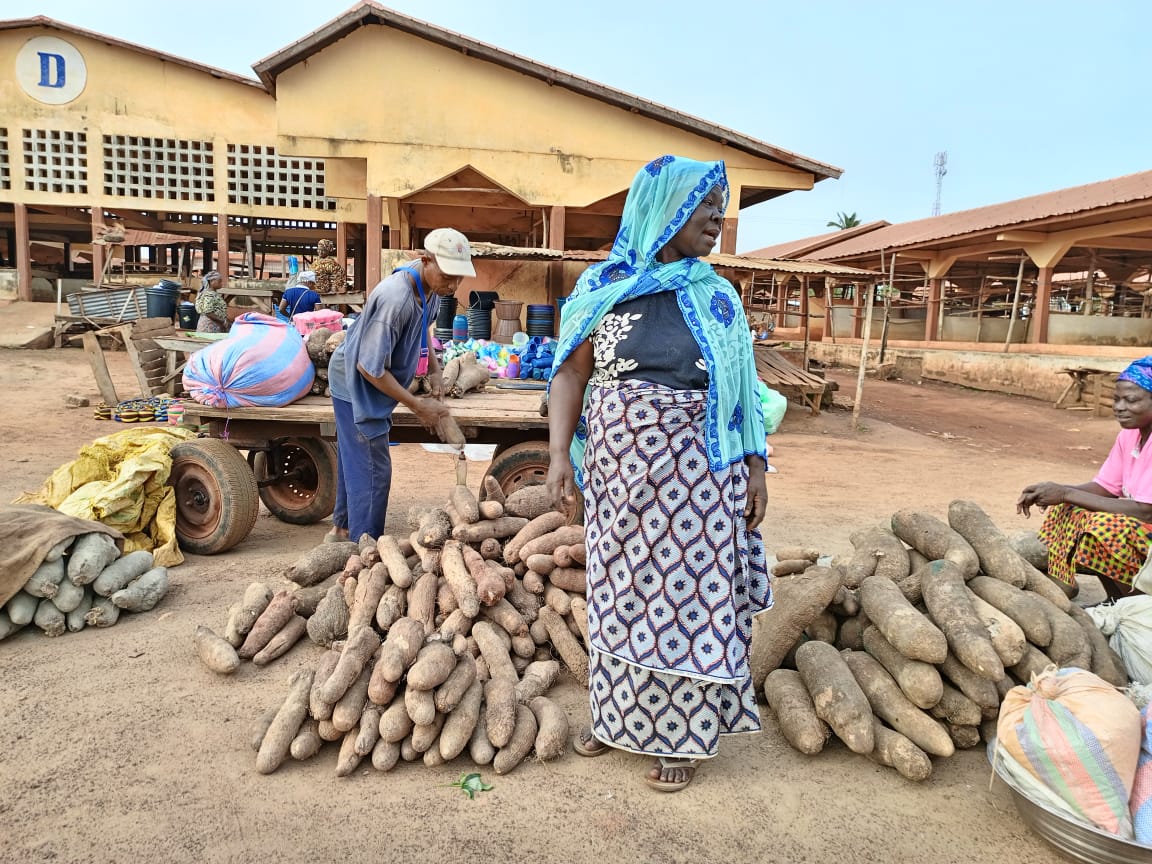 1_sotouboua's tweet photo. Le Saviez vous? 
Le grand marché de Sotouboua est grenier des #ignames, du #maïs, #haricot, #mil, des #légumes et des produits d'exportations: #soja, l'#anacarde et les #mangues.
Notre marché est facile d'accès, juste à 500m de la RN1. Viens chaque Vendredi, je t'y invite https://t.co/2UpTxcxc0P