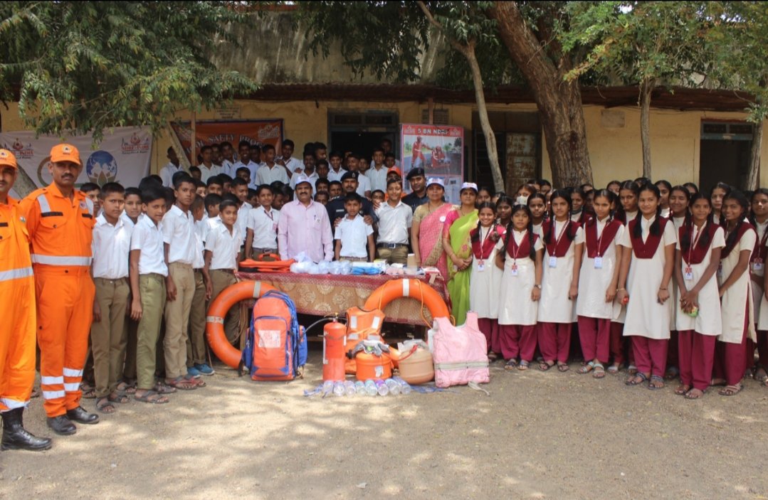 05NDRF's tweet photo. #AzadiKaAmritMahotsav
5 #NDRF team conducted #school_safety_program at Sant Tukaram school Sudumbre, Maval, Pune. Life saving skills like CPR, fire extingushing and improvised floating devices were taught to participants.
@ndmaindia @NDRFHQ @ANI @PIBMumbai https://t.co/0ySMwd05qn