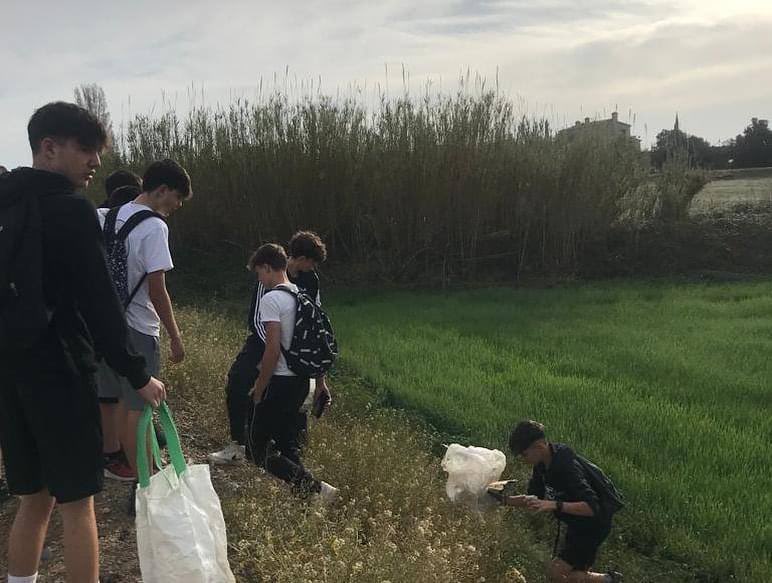 ajperalada's tweet image. ♻️ Joves de l’@insperalada prenen consciència del medi natural amb la iniciativa «Correcull», recollint més de 40 kilos de deixalles.
Moltes gràcies 👏🏻👏🏻👏🏻