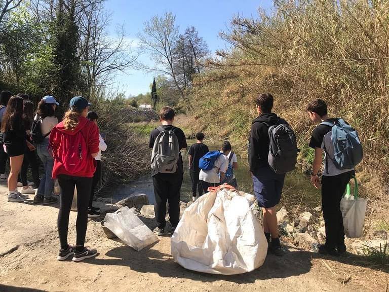 ajperalada's tweet image. ♻️ Joves de l’@insperalada prenen consciència del medi natural amb la iniciativa «Correcull», recollint més de 40 kilos de deixalles.
Moltes gràcies 👏🏻👏🏻👏🏻