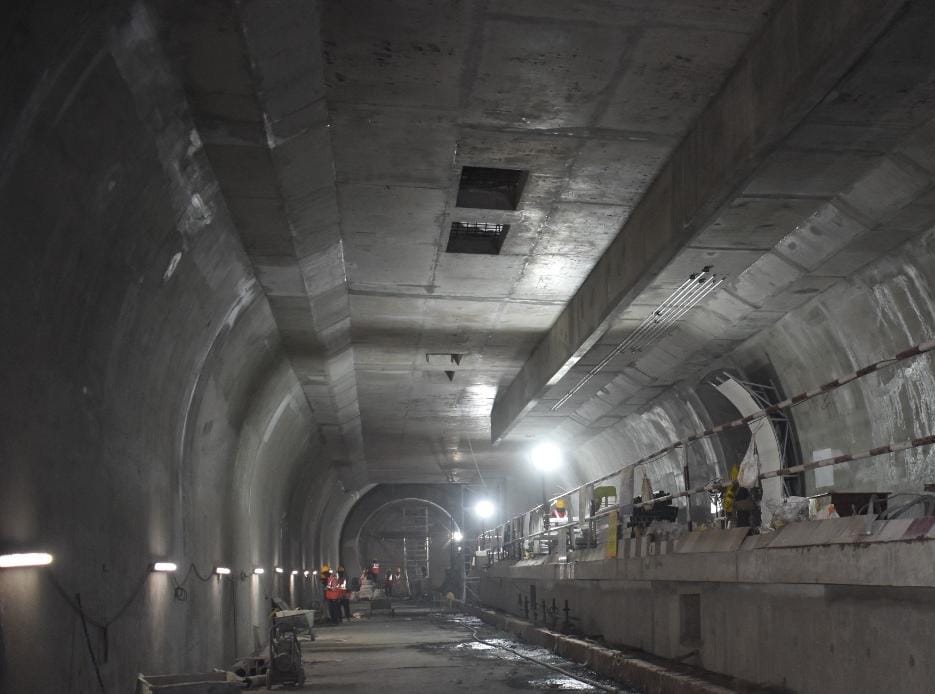 ut_MoHUA's tweet photo. Photos depicting NATM work. NATM work (including OTE duct, Undercroft & Platform) is 100% completed at #HutatmaChowk.
#InfraUpdate #Line3In2023 #AquaLine @MumbaiMetro3 https://t.co/pz0VzvRJuY