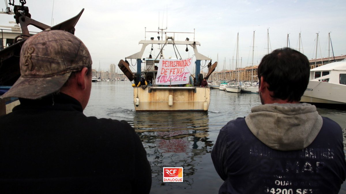 DialogueRCF's tweet photo. Les #pecheurs manifestent ce matin sur le Vieux Port de #Marseille et participe à l'opération nationale du Port Mort en #France 
Photo @Poulainrobert https://t.co/b5JiEXM4sN