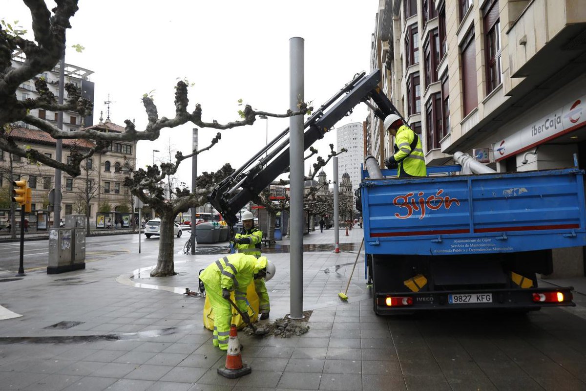 OFF_SHADE_'s tweet photo. ¿No estáis cansados de ver imágenes como estas?
 
A priori, no nos percatamos de  la cantidad de costes que incurren en una instalación de iluminación corriente.

Pero, ¿ Sabes que podríamos evitar todo esto con sistemas de iluminación autosostenibles mediante energía solar? https://t.co/xJj5MgiKCC