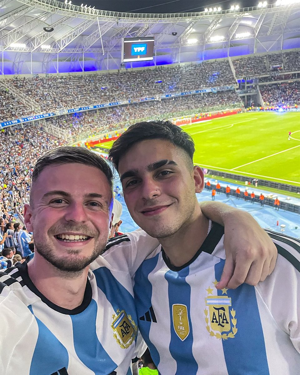 Ir a ver a Leo levantando la 🏆 del mundo con un hermano que te dió la vida no es una mala idea 🙏🏆🇦🇷❤️

🤜🤛 <a href="/MercuriValentin/">𝕥𝕚𝕟</a>