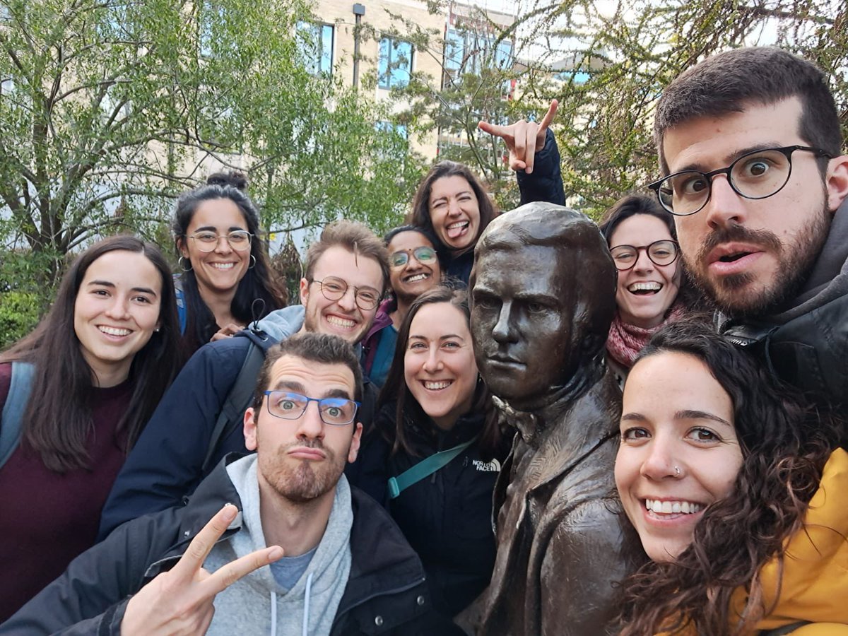 Sneaking into colleges with our pal Darwin 🤘<a href="/dlobo_wildlife/">David López-Bosch</a> <a href="/estelbo95/">Estel Blanch Ojea</a> <a href="/arualentina/">Laura Torrent 🦇</a> <a href="/quentin_hazard_/">Quentin Hazard</a> <a href="/TuneuCarme/">Carme Tuneu-Corral</a> <a href="/CmMontauban/">Cecilia Montauban 🦇🐾</a> <a href="/vishnupriyasan8/">vishnupriya santhosh</a> @acaptainplanet <a href="/RevillaNatalia/">Natalia Revilla-Martín @revillanatalia.bsky.social</a>