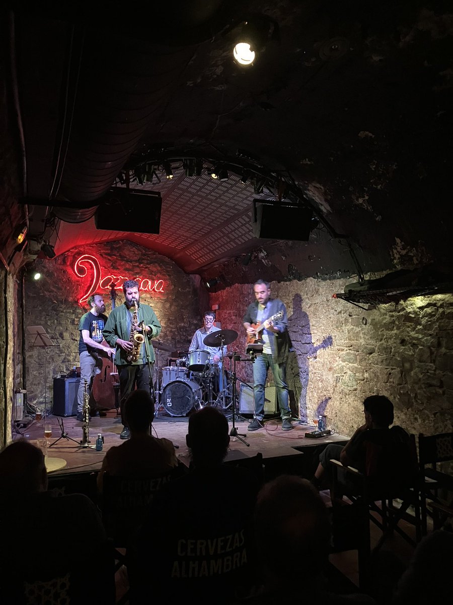 Dvinolas's tweet photo. Ahir #nuclitrio vam tornar a la @jazzcava de #Vic en una altra de les sessions #NucliTrioConvida i vam xalar fort amb en Marcel·lí Bayer i en @manelfortia de convidats, l’Aleix Forts, El nostre contrabaixista, ahir no hi va poder ser https://t.co/wBWKH2rqny