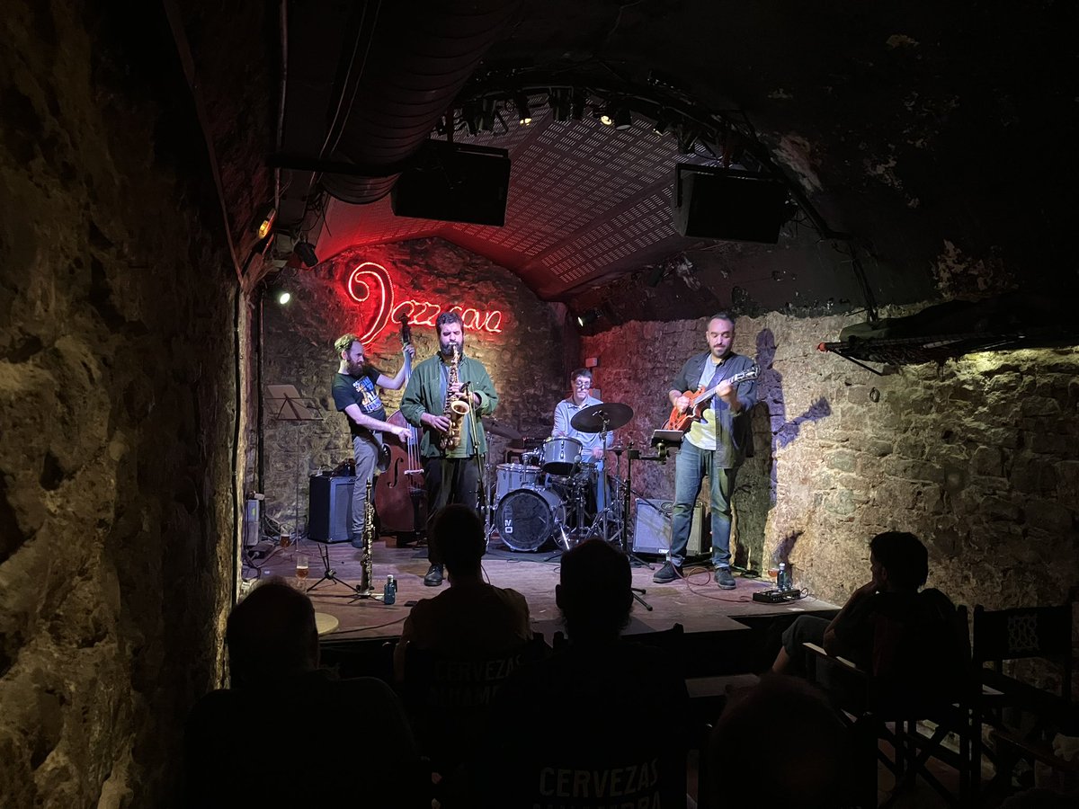 Dvinolas's tweet photo. Ahir #nuclitrio vam tornar a la @jazzcava de #Vic en una altra de les sessions #NucliTrioConvida i vam xalar fort amb en Marcel·lí Bayer i en @manelfortia de convidats, l’Aleix Forts, El nostre contrabaixista, ahir no hi va poder ser https://t.co/wBWKH2rqny