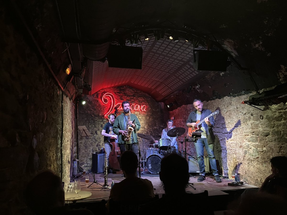 Dvinolas's tweet photo. Ahir #nuclitrio vam tornar a la @jazzcava de #Vic en una altra de les sessions #NucliTrioConvida i vam xalar fort amb en Marcel·lí Bayer i en @manelfortia de convidats, l’Aleix Forts, El nostre contrabaixista, ahir no hi va poder ser https://t.co/wBWKH2rqny