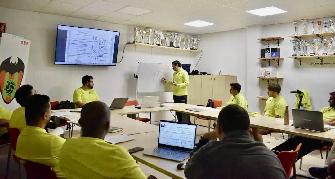 cdmalilla1969's tweet photo. ✍️ Los técnicos del #CDMalilla reciben una formación interna de metodología impartida por José Almiñana, Director Deportivo, y Lorenzo Miró, Coordinador de F-11.
#futbolbase #formacioninterna https://t.co/MNaZoSFVIh