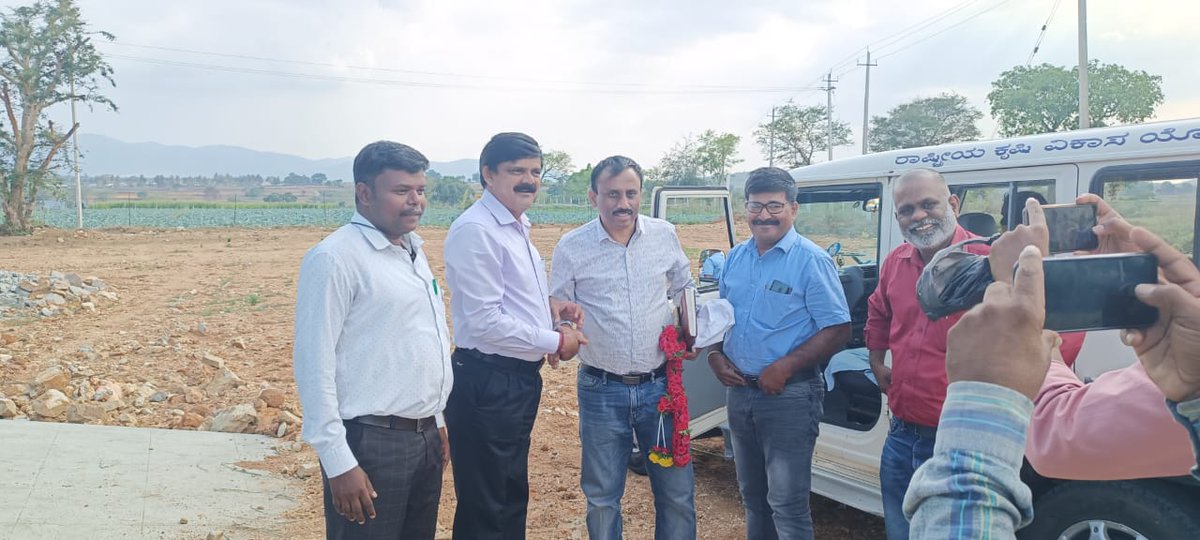 AHVS_Karnataka's tweet photo. ದಿನಾಂಕ 31/03/2023 ರಂದು ಚಾಮರಾಜನಗರ ಜಿಲ್ಲೆ ಗುಂಡ್ಲುಪೇಟೆ ತಾಲ್ಲೂಕಿನ ಬರಗಿ ಸರ್ಕಾರಿ ಗೋಶಾಲೆಗೆ, ಡಾ. ಪಿ ಶ್ರೀನಿವಾಸ, ಅಪರ ನಿರ್ದೇಶಕರು, ರವರು ಬೇಟಿ ನೀಡಿ ಪರಿಶೀಲಿಸಿದರು.
#chamrajanagara #Goshale https://t.co/15qUgsBlIb