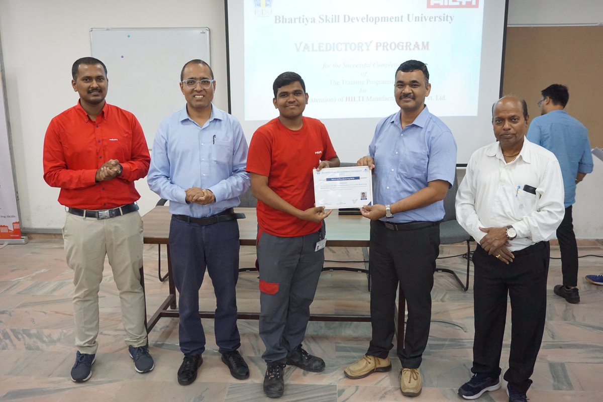 BsduOfficial's tweet photo. #FridayForFuture
#CareerReady with BSDUβs Certification!!
Delighted to introduce these #youth from #Gujrat, who completed their #SkillDevelopment training at @BsduOfficial
We wish them a rewarding and long #career with @Hiltigroup India
#TrainWithBSDU #FirstJob #newjob https://t.co/qpcT4v7pVw