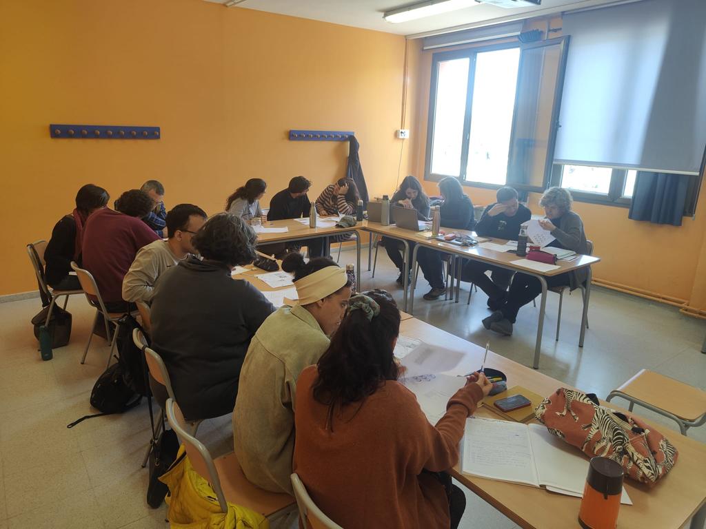 cfaMontseny's tweet photo. Formació de claustre, segona part del curs "Ensenyar la llengua a persones migrad". Amb César @FormacioCoordLL, vam teoritzar sobre l'ensenyament de llengües estrangeres i analitzar els materials  creats.
Una pràctica que ens fa reflexionar i millorar la nostra pràctica diària. https://t.co/E1uTJc6uf7