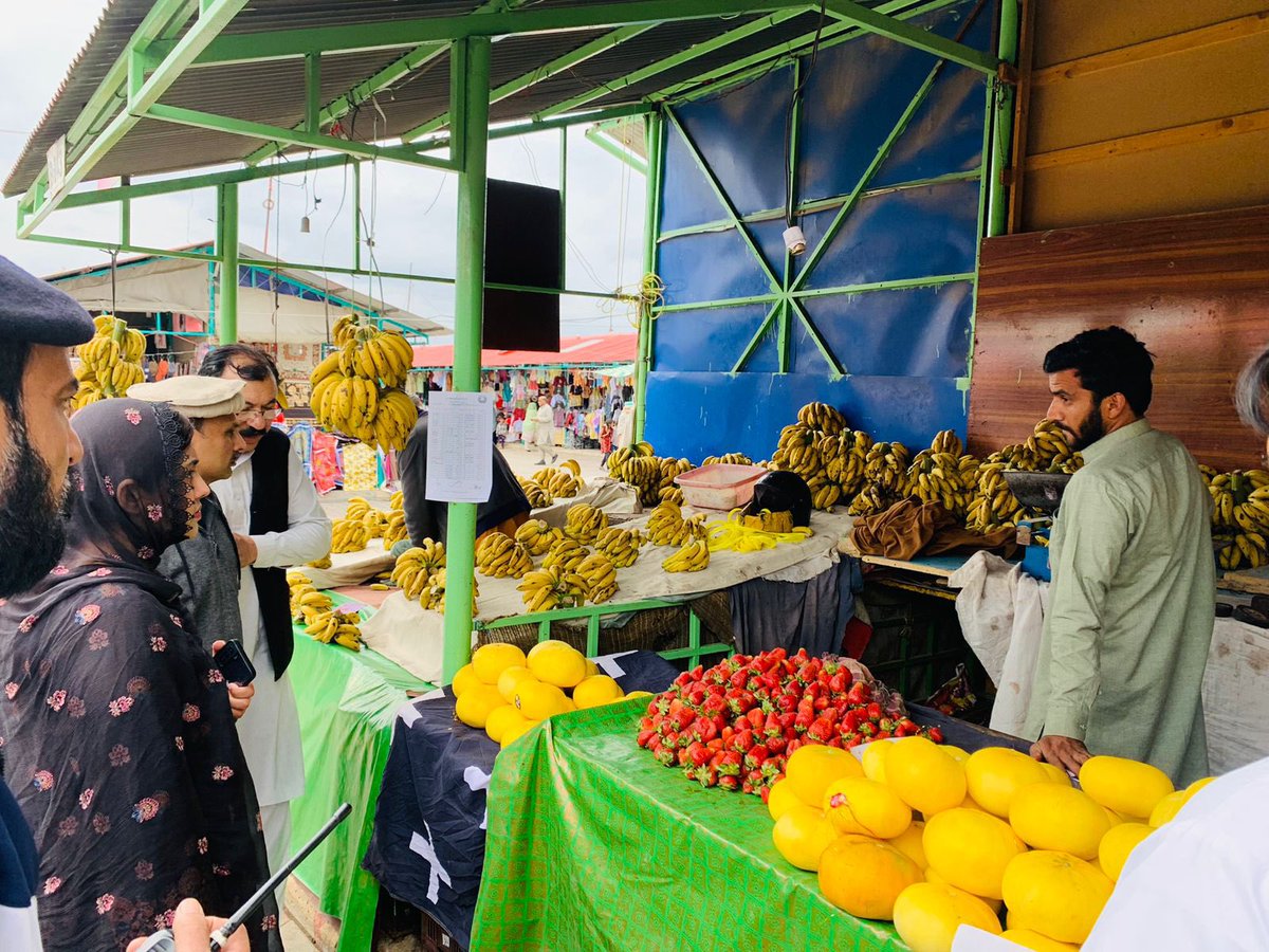 LDICTOfficial's tweet photo. On the directions of Chief Commissioner Islamabad, Director Industries &amp; Labour / Controller of Weights and Measures visited H9 Ramzan bazaar to check the accuracy/correction of weights and measures being used by sellers.
@Noormengal_ 
@dcislamabad https://t.co/IebRxCRAVP