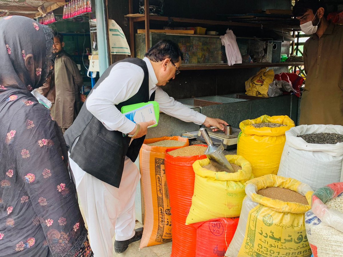 LDICTOfficial's tweet photo. On the directions of Chief Commissioner Islamabad, Director Industries &amp; Labour / Controller of Weights and Measures visited H9 Ramzan bazaar to check the accuracy/correction of weights and measures being used by sellers.
@Noormengal_ 
@dcislamabad https://t.co/IebRxCRAVP
