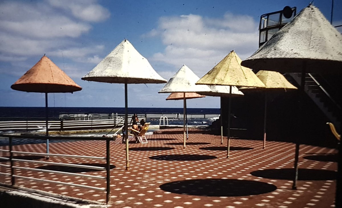 cnbajamar's tweet photo. Hoy tiramos de archivo histórico para compartir esta imagen de Club Náutico Bajamar. ¿Quién de los presentes recuerda cuando nuestra terraza lucía así? 👀

📷 Foto cedida por José Luis Barrasa Jiménez https://t.co/yiFELS72o0