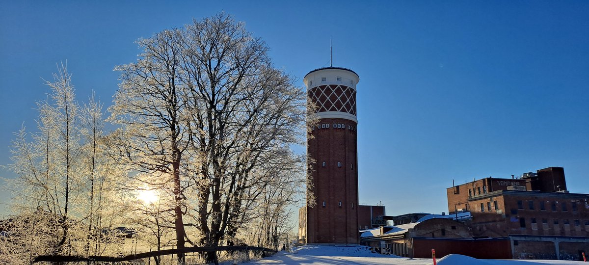 Remontoitu vesitorni kevään valossa #hiedanranta