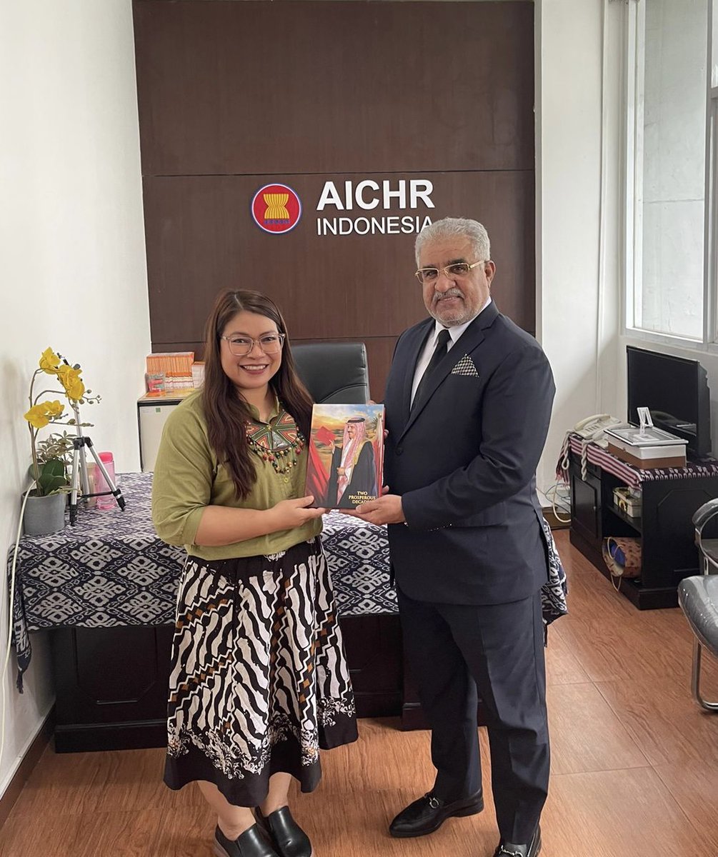 BahrainEmbIND's tweet image. اجتمع سعادة السفير أحمد عبدالله الهاجري، سفير مملكة البحرين لدى جمهورية اندونيسيا والآسيان برئيسة اللجنة الحكومية لحقوق الانسان للرابطة وذلك لبحث سبل التعاون المحتملة بين مملكة البحرين ورابطة الآسيان في مسائل حقوق الانسان ولمناقشة تبادل الخبرات.